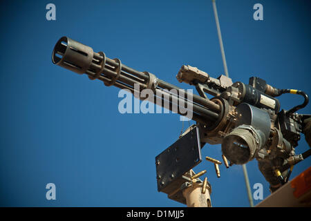 Mitglied Koalition Kraft feuert Markus 44 Minigun während live Fire Training auf einem Sockel in der Provinz Farah, Afghanistan, 29. Dezember 2012. Die Streitkräfte der Koalition, die Durchführung der Ausbildung werden eingesetzt, um zu trainieren und mentor afghanischen nationalen Sicherheitskräfte in ihrem Betrieb. Afghanischen nationalen Sicherheitskräfte haben die Führung in Sicherheits-Operationen mit Koalitionstruppen als Mentoren bringen Sicherheit und Stabilität für die Menschen in der islamischen Republik Afghanistan.U.S statt. Marine Corps Foto Stockfoto