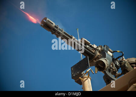 Mitglied Koalition Kraft feuert Markus 44 Minigun während live Fire Training auf einem Sockel in der Provinz Farah, Afghanistan, 29. Dezember 2012. Die Streitkräfte der Koalition, die Durchführung der Ausbildung werden eingesetzt, um zu trainieren und mentor afghanischen nationalen Sicherheitskräfte in ihrem Betrieb. Afghanischen nationalen Sicherheitskräfte haben die Führung in Sicherheits-Operationen mit Koalitionstruppen als Mentoren bringen Sicherheit und Stabilität für die Menschen in der islamischen Republik Afghanistan.U.S statt. Marine Corps Foto Stockfoto