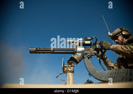 Mitglied Koalition Kraft feuert Markus 44 Minigun während live Fire Training auf einem Sockel in der Provinz Farah, Afghanistan, 29. Dezember 2012. Die Streitkräfte der Koalition, die Durchführung der Ausbildung werden eingesetzt, um zu trainieren und mentor afghanischen nationalen Sicherheitskräfte in ihrem Betrieb. Afghanischen nationalen Sicherheitskräfte haben die Führung in Sicherheits-Operationen mit Koalitionstruppen als Mentoren, Sicherheit und Stabilität für die Menschen in der islamischen Republik Afghanistan bringen statt. US Marine Corps Foto Stockfoto