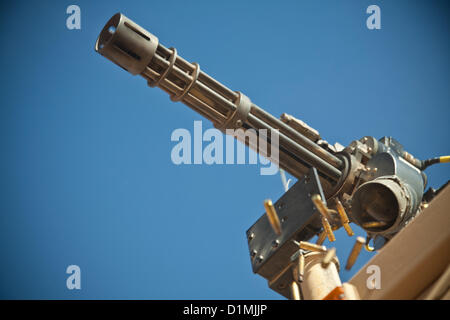 Mitglied Koalition Kraft feuert Markus 44 Minigun während live Fire Training auf einem Sockel in der Provinz Farah, Afghanistan, 29. Dezember 2012. Die Streitkräfte der Koalition, die Durchführung der Ausbildung werden eingesetzt, um zu trainieren und mentor afghanischen nationalen Sicherheitskräfte in ihrem Betrieb. Afghanischen nationalen Sicherheitskräfte haben die Führung in Sicherheits-Operationen mit Koalitionstruppen als Mentoren bringen Sicherheit und Stabilität für die Menschen in der islamischen Republik Afghanistan.U.S statt. Marine Corps Foto Stockfoto