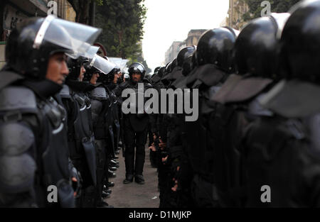 29. Dezember 2012 - Ägypten, Ägypten, Palästina - ägyptische Polizei Wache außerhalb der Schura-Rat, das Oberhaus des Parlaments, wo die verfassungsgebende Versammlung neue Verfassung des Landes, als Demonstranten gegen Ägyptens Präsident Mohamed Morsi Gesang Parolen vor ihnen, erarbeitet während Mursi eine Rede vor einem neu ermächtigt Senat in Kairo am 29. Dezember 2012 gibt. Mursi sagte in der Adresse, eine umstrittene neue Verfassung garantierte Gleichheit für alle Ägypter, und wirtschaftlichen Probleme des Landes heruntergespielt (Credit-Bild: © Ashraf Amra/APA Images/ZUMAPRESS.com) Stockfoto