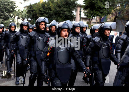 29. Dezember 2012 - Ägypten, Ägypten, Palästina - ägyptische Polizei Wache außerhalb der Schura-Rat, das Oberhaus des Parlaments, wo die verfassungsgebende Versammlung neue Verfassung des Landes, als Demonstranten gegen Ägyptens Präsident Mohamed Morsi Gesang Parolen vor ihnen, erarbeitet während Mursi eine Rede vor einem neu ermächtigt Senat in Kairo am 29. Dezember 2012 gibt. Mursi sagte in der Adresse, eine umstrittene neue Verfassung garantierte Gleichheit für alle Ägypter, und wirtschaftlichen Probleme des Landes heruntergespielt (Credit-Bild: © Ashraf Amra/APA Images/ZUMAPRESS.com) Stockfoto