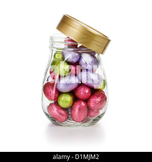 Offenen Glas mit Praline Ostereier verpackt in Folie-Clipping-Pfad enthalten Stockfoto