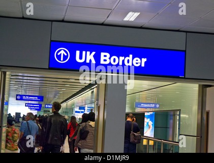 UK Border Control Passkontrolle Bereich Schild für Ankünfte Ankommende Fluggäste am Flughafen London Heathrow Terminal 3 UK Stockfoto