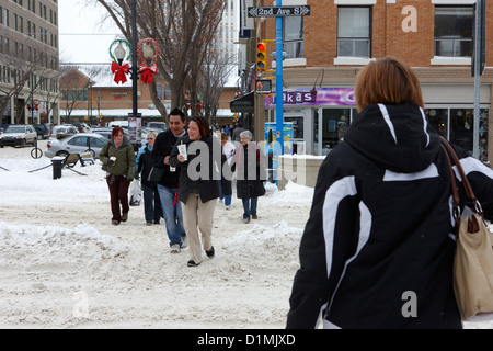 Menschen schneebedeckte Kreuzung Kreuzung Zebrastreifen Stadt Straße Saskatoon Saskatchewan Kanada Stockfoto