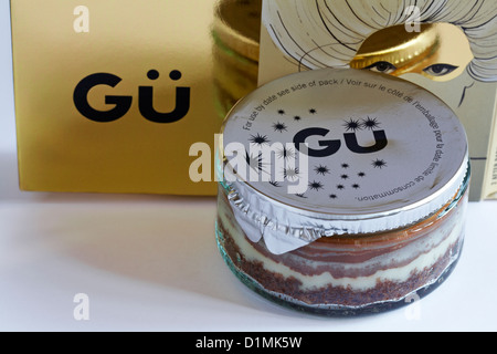 Gü-Box von Gu 2 nach dunkle Schokolade & Vanille-Käsekuchen mit madagassische Vanille & unsere Unterschrift Schokoladen Ganache setzen auf weiß Stockfoto