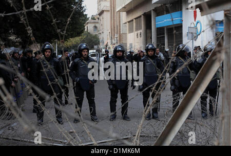 29. Dezember 2012 - Ägypten, Ägypten, Palästina - ägyptische Polizei Wache außerhalb der Schura-Rat, das Oberhaus des Parlaments, wo die verfassungsgebende Versammlung neue Verfassung des Landes, als Demonstranten gegen Ägyptens Präsident Mohamed Morsi Gesang Parolen vor ihnen, erarbeitet während Mursi eine Rede vor einem neu ermächtigt Senat in Kairo am 29. Dezember 2012 gibt. Mursi sagte in der Adresse, eine umstrittene neue Verfassung garantierte Gleichheit für alle Ägypter, und wirtschaftlichen Probleme des Landes heruntergespielt (Credit-Bild: © Ashraf Amra/APA Images/ZUMAPRESS.com) Stockfoto