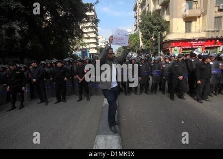 29. Dezember 2012 - Ägypten, Ägypten, Ägypten - Demonstranten mit Schildern vor Polizisten in der Nähe der Schura-Rat, das Oberhaus des Parlaments, wo die verfassungsgebende Versammlung neue Verfassung des Landes, als Demonstranten gegen Ägyptens Präsident Mohamed Morsi Gesang Parolen vor ihnen, erarbeitet während Mursi eine Rede vor einem neu ermächtigt Senat in Kairo am 29. Dezember 2012 gibt. Mursi sagte in der Adresse, eine umstrittene neue Verfassung garantierte Gleichheit für alle Ägypter, und wirtschaftlichen Probleme des Landes heruntergespielt (Credit-Bild: © Ashraf Amra/APA Images/ZUMAPRESS.com) Stockfoto