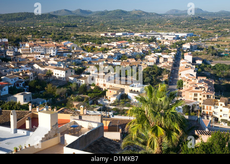 Capdepera, Mallorca, Balearen, Spanien. Blick über die Dächer von Zinnen das Castell de Capdepera. Stockfoto