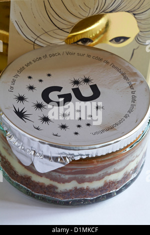 Gü box von Gu2 nach dunkler Schokolade und Vanille Käsekuchen mit madagassischen Vanille & unsere Unterschrift Ganache auf Weiß gesetzt - eine ramekin entfernt Stockfoto