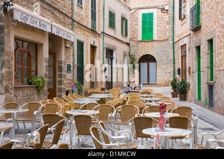 Fornalutx, Mallorca, Balearen, Spanien. Das Café ca ' n Benet auf dem Dorfplatz. Stockfoto