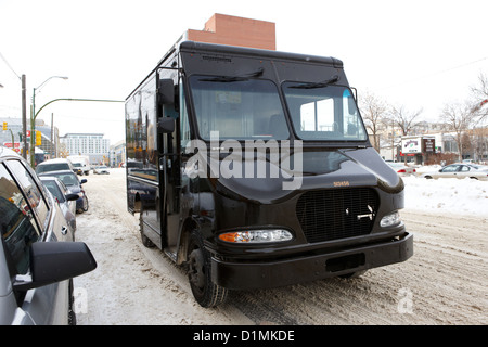 UPS-Lieferwagen Doppel geparkt auf Straße in der kalten Jahreszeit Saskatoon Saskatchewan Kanada Stockfoto