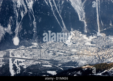 Eine Ansicht von Chamonix, eingefangen von der Spitze der Aiguille du Midi, Frankreich Stockfoto