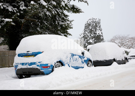 Dormansland, Surrey, England. Parkende Autos auf der High Street bedeckt nach Blizzard dicken Schnee. Stockfoto