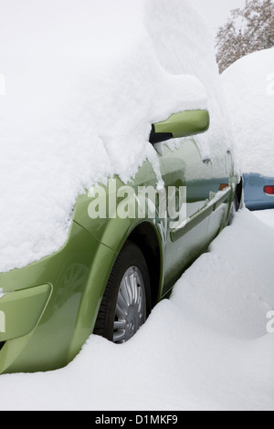 Dormansland, Surrey, England. Detail des Autos nach Blizzard dicken Schnee bedeckt. Stockfoto