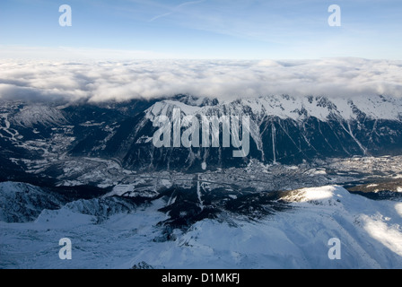 Eine Ansicht von Chamonix, eingefangen von der Spitze der Aiguille du Midi, Frankreich Stockfoto