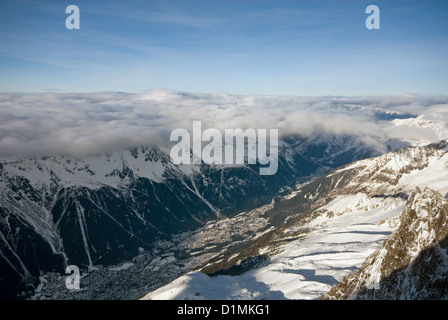 Eine Ansicht von Chamonix, eingefangen von der Spitze der Aiguille du Midi, Frankreich Stockfoto