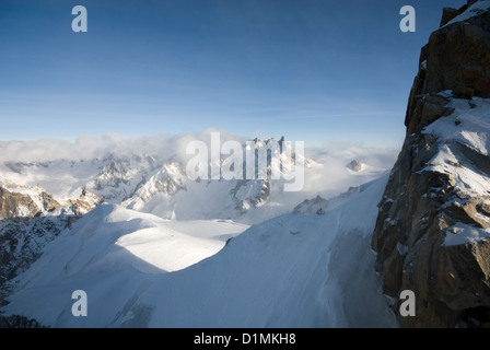 Ein Blick auf die umliegenden Berge gefangen genommen von der Spitze der Aiguille du Midi, in der Nähe von Chamonix, Frankreich Stockfoto