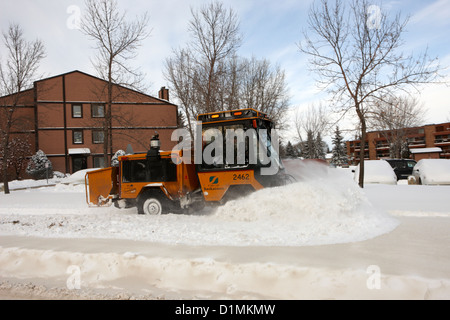 städtische Stadt Mini Traktor clearing Gehwege und Straßen in Saskatoon Saskatchewan Kanada Stockfoto