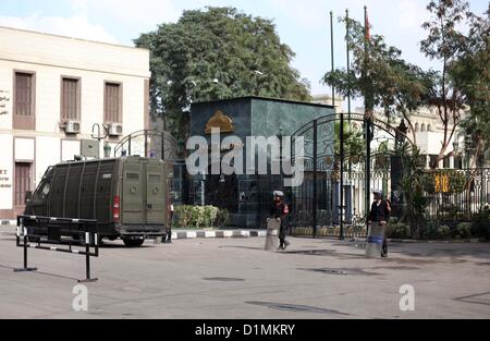 29. Dezember 2012 - Ägypten, Ägypten, Ägypten - ägyptische Polizei Wache außerhalb der Schura-Rat, das Oberhaus des Parlaments, wo die verfassungsgebende Versammlung neue Verfassung des Landes, als Demonstranten gegen Ägyptens Präsident Mohamed Morsi Gesang Parolen vor ihnen, erarbeitet während Mursi eine Rede vor einem neu ermächtigt Senat in Kairo am 29. Dezember 2012 gibt. Mursi sagte in der Adresse, eine umstrittene neue Verfassung garantierte Gleichheit für alle Ägypter, und wirtschaftlichen Probleme des Landes heruntergespielt (Credit-Bild: © Ashraf Amra/APA Images/ZUMAPRESS.com) Stockfoto