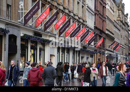 Buchanan Street, Glasgow, Schottland, Großbritannien, Samstag, 29th. Dezember 2012. Menschen neben dem Kaufhaus House of Fraser im Stadtzentrum, da die Post Christmas Sales weiterhin beliebt sind. Stockfoto