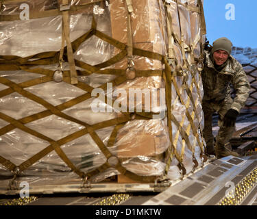 ALTUS AIR FORCE BASE in Oklahoma--Airman 1st Class Brandon Tank, 97. Logistik Bereitschaft Squadron Air Transport Lehrling, schiebt eine Palette der humanitären Hilfe auf eine c-17 Globemaster III, 28. Dezember 2012. Insgesamt 137.000 Pfund der Beihilfe auf die c-17 von Altus AFB geladen wurde und dann nach Port-au-Prince, Haiti im Rahmen des Programms Denton geliefert. Dies war die größte ein-Tages-Lieferung von humanitärer Hilfe seit 1998.US Luftwaffe Foto Stockfoto