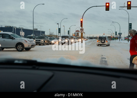 Blick durch die Windschutzscheibe auf Schnee bedeckt Stadt Kreuzung Saskatoon Saskatchewan Kanada Stockfoto