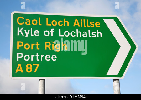 Portree und Kyle of Lochalsh Wegweiser in Englisch und Gälisch; Isle Of Skye; Schottland; UK Stockfoto