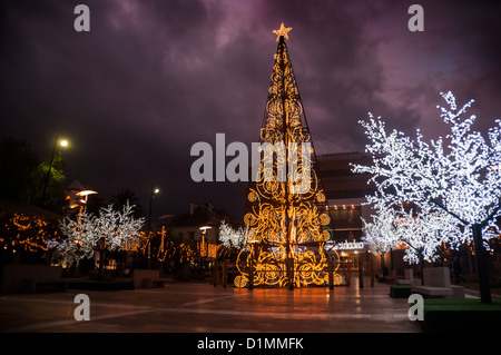 Eine moderne beleuchtete Weihnachtsbaum auf dem Stadtplatz Stockfoto