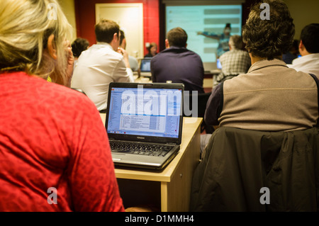 Journalisten mit Laptop-Computern in einer Workshop-Klasse zur Nutzung von Social Media (Facebook und Twitter) in Fachmedien UK Stockfoto