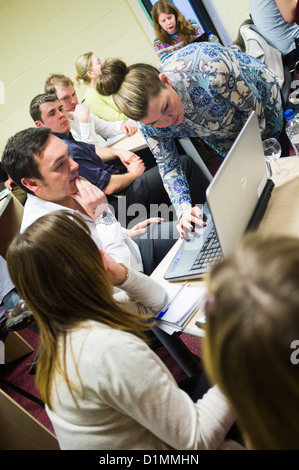 Journalisten mit Laptop-Computer in einer Workshop-Klasse zur Nutzung von Social Media (Facebook und Twitter) in Fachmedien, UK Stockfoto