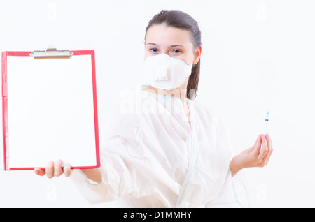 Eine junge Ärztin mit einem leeren Klemmbrett Stockfoto
