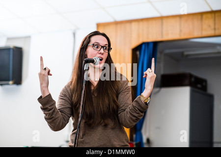 JULIE GRADY THOMAS, Stand-up Comedy Darsteller, eine offene Mike Improvisation nachts in einem kleinen Club, UK Stockfoto