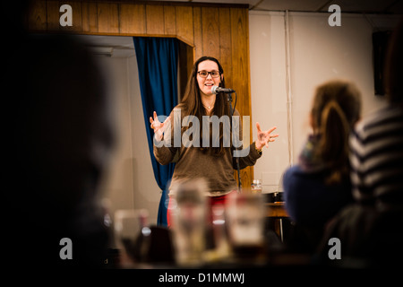 JULIE GRADY THOMAS, Stand-up Comedy Darsteller, nachts ein open Mike in einem kleinen Club, UK Stockfoto