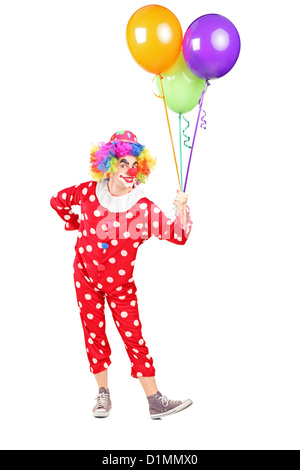 In voller Länge Portrait eines männlichen Clown Kostüm holding Haufen Luftballons isoliert auf weißem Hintergrund Stockfoto