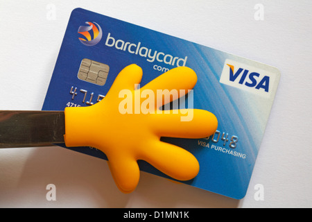 Gelbe Hände mit Visa-Kauf Barclaycard auf weißem Hintergrund gesetzt - hält an Geld Konzept für die Überwachung, die Kontrolle über die Ausgaben Stockfoto