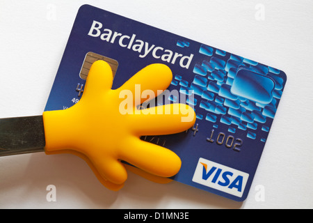 Gelbe Hände mit Barclaycard Visa-Kreditkarte auf weißem Hintergrund - hält an Geld Konzept für die Überwachung, die Kontrolle der Ausgaben Stockfoto