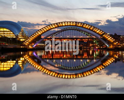 Millennium-Brücke über den Fluss Tyne zwischen Newcastle und Gateshead öffnen, damit Boote durch Stockfoto