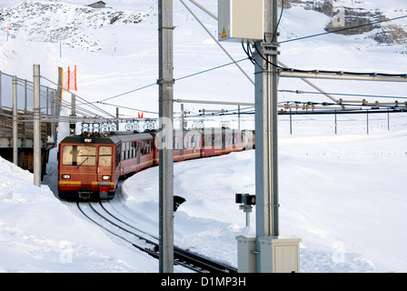 Der Zug, der läuft von Kleine Scheidegg an die Spitze der Jungfrau, Schweiz Stockfoto