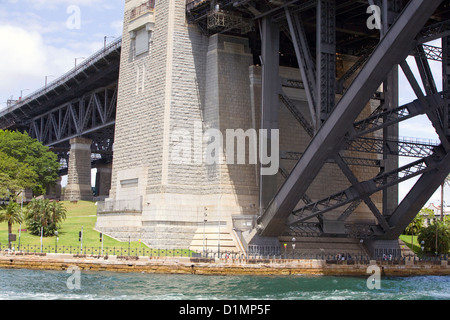 Unterseite des südlichen Endes der Hafenbrücke von Sydney am Dawes Point mit Stützbeton aus Granit, Sydney, NSW, Australien Stockfoto