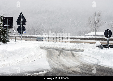 Ein Auto fährt ein Dienst beendet auf eine italienische Autostrada während eines Schneesturms Vergangenheit Stockfoto