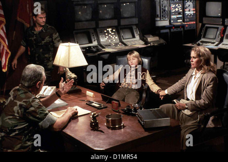 Invasion Vom Mars Invasoren vom Mars James Karen,?, Hunter Carson, Karen Black David (Hunter Carson) Und sterben Schulschwester Stockfoto