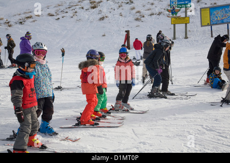 Kinder warten auf ihren Skikurs in Coronet Peak, queenstown Stockfoto