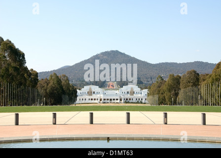 Der Blick auf Old Parliament House, das National War Memorial und Mt Ainslie, von der Vorderseite des Parliament House in Canberra Stockfoto