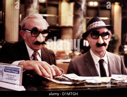 Sterben Sie Rentnergang gehen im Stil George Burns, Lee Strasberg Mit Lustigen Masken Rauben Joe (George Burns, l) Und Willie (Lee Stockfoto