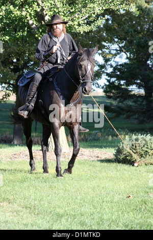 Ein Cowboy auf einem Pferd ziehen einen Weihnachtsbaum Stockfoto