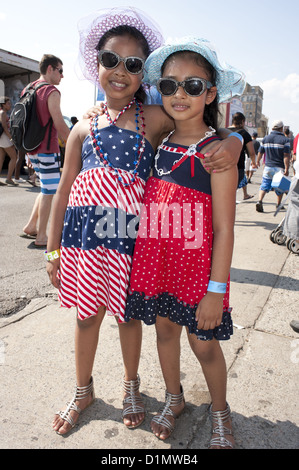 Fourth Of July auf Coney Island in Brooklyn, New York. Bangladesch-amerikanischen Schwestern gekleidet in rot, weiß und blau, 2012. Stockfoto