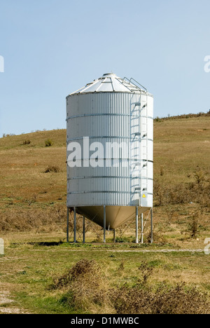 Ein verzinktes Eisen Getreidesilo auf einer Farm in Western New South Wales, Australien Stockfoto