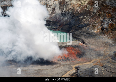 Schwefelsäure-Emission Gaswolke steigt aus dem aktiven Krater im Poás Vulkan Nationalpark, Provinz Alajuela, Costa Rica. Stockfoto