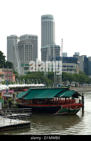 Eine Flusslandschaft mit Wolkenkratzern im Hintergrund, gefangen am Clarke Quay, Singapur Stockfoto